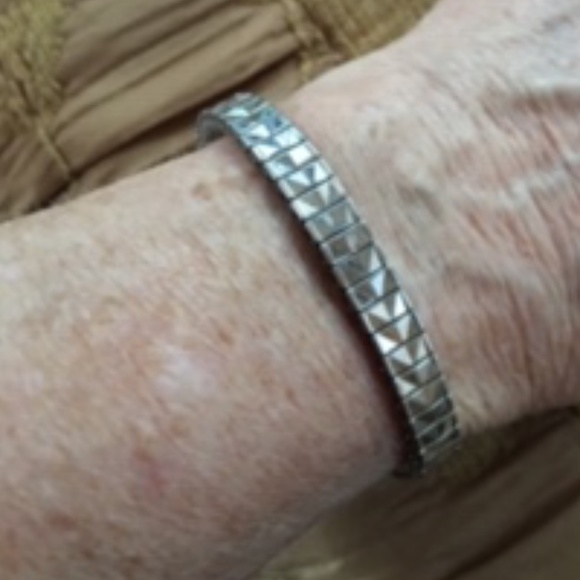 LOVELY SILVER EMBOSSED STRETCH BRACELET - Picture 2 of 3